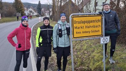 Bild: Christian Dütsch
Extremläuferin Joyce Hübner (links) vor dem Ortsschild von Ursulapoppenricht mit den Amberg-Sulzbachern Sebastian Rupprecht (Zweiter von links), Christian Dütsch (Zweiter von rechts) und Thomas Fischer (rechts).