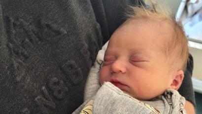 Bild: Sandra Dietl
Der kleine Tim ist ein echtes Christkindl: Er war das erste von drei Babys, das am 24. Dezember im Klinikum St. Marien Amberg zur Welt gekommen ist.