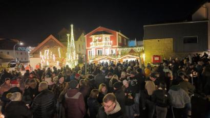 Bild: soj
Dicht gedrängt standen die Besucher vor dem Weihnachtshaus der Familie Bauer.