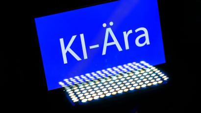 Bild: Robert Michael/dpa
Das Wort des Jahres 2025 ist „KI-Ära“. Voraussichtlich 2026 werden viele Verbraucherinnen und Verbraucher erstmals einer Weiterentwicklung der Technologie begegnen - beim Online-Einkauf. (Symbolbild)