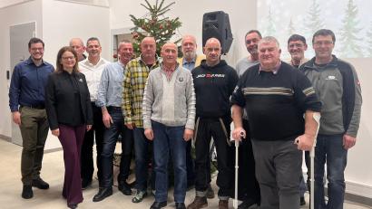 Bild: Julia Hecht
Ehrungen bei der Firma Gebrüder Donhauser: Langjährige Mitarbeiter und Ruheständler wurden bei der Weihnachtsfeier in Schwandorf geehrt.