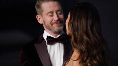 Bild: Jordan Strauss/Invision/AP/dpa
Der frühere Kinderstar und „Kevin“-Darsteller Macaulay Culkin möchte seine kleinen Söhne so lange wie möglich im Dunkeln über seine Rolle in dem Weihnachtsklassiker lassen. (Archivbild)