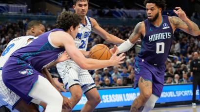 Bild: John Raoux/AP/dpa
Tristan da Silva und die Orlando Magic hatten gegen die Charlotte Hornets das Nachsehen.