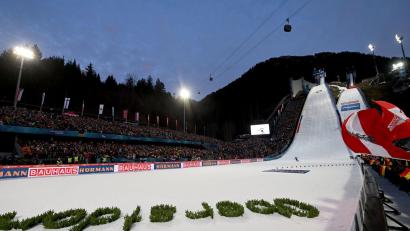 Bild: Angelika Warmuth/dpa
In Oberstdorf geht es los. (Archivbild)