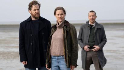 Bild: Michael Ihle/ZDF/dpa
Herzzerreißend beginnt die neueste Verfilmung der „Ostfrieslandkrimi“-Romanreihe von Bestsellerautor Klaus-Peter Wolf im ZDF.