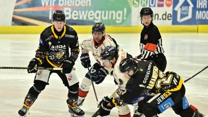 Bild: Hubert Ziegler
Roberts Baranovskis (rechts) und Fabian Broll (links) feierten mit dem ERSC Amberg einen Auswärtssieg in Pfaffenhofen.