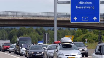 Bild: Stefan Puchner/dpa
Die Blockabfertigung soll voraussichtlich den ganzen Tag andauern. (Symbolbild)