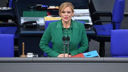 Bild: Elisa Schu/dpa
Bundestagspräsidentin Julia Klöckner fordert strengere Voraussetzungen für eine Beschäftigung durch Abgeordnete und eine bessere Drohnenabwehr. (Archivbild)