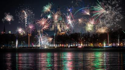 Bild: Moritz Frankenberg/dpa
Niemand hat etwas gegen organisierte Feuerwerke an zentralen Plätzen, doch die wilde Böllerei muss untersagt werden, sagt der Präsident der Bundesärztekammer. (Archivfoto)