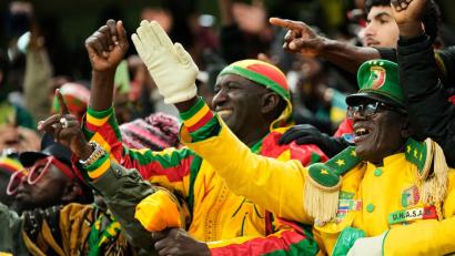 Bild: Mosa'ab Elshamy/AP/dpa
Fans von Mali reagieren während des Fußballspiels zwischen Marokko und Mali.