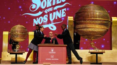 Bild: Manu Fernandez/AP/dpa
Schülerinnen und Schüler stehen im Mittelpunkt der Zeremonie. Hier bei der Ziehung der Lottozahlen im Madrider Teatro Real.