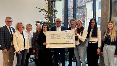 Bild: Ulrike Gruber
Auf dem Bild sind neben den beiden Geschäftsführern der Fa. Baumgärtner & Duscher Immobilien GmbH (Mitte links Maximilian Baumgärtner und rechts Heiner Duscher), Herr Erster Bürgermeister Martin Birner (links außen) und Frau Elisa Obendorfer (rechts außen) als Betreuerin für die Kinderbetreuungseinrichtungen bei der Stadt Neunburg vorm Wald.