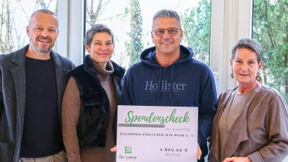 Bild: Jürgen Käß
Andreas Hruschka (Zweiter von rechts) freute sich sehr über die Spende, die Volker Loew, Angela Loew und Sandra Loew überreichten.