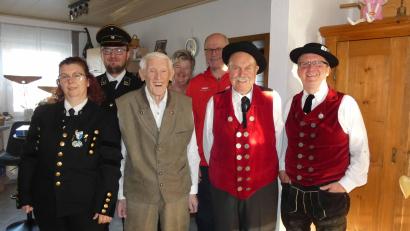 Bild: hdk
Alfred Vogenauer (Dritter von links) feierte seinen 90. Geburtstag. Dazu gratulierten auch Birgit und Toni Stollner (von links) sowie Silvia Zeltner, Kurt Pirner, Franz Platzer und Siegfried Lederer.