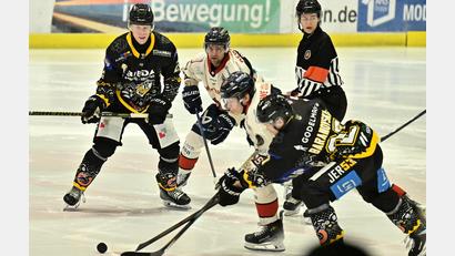 Bild: Hubert Ziegler
Roberts Baranovskis (rechts) und Fabian Broll (links) feierten mit dem ERSC Amberg einen Auswärtssieg in Pfaffenhofen.