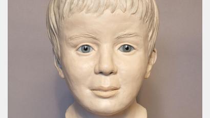 Bild: Polizeipräsidium Oberbayern Nord/dpa
Mit einer Gesichtsrekonstruktion des toten Jungen sucht die Polizei den Täter. (Archivbild)