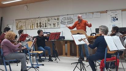 Bild: Gabi Fröhlich
Die Proben für das Silvesterkonzert des Neustädter Salonorchesters laufen auf Hochtouren. Musikalischer Leiter Nicolaus Dick ist mit dem Stand der Vorbereitungen zufrieden.