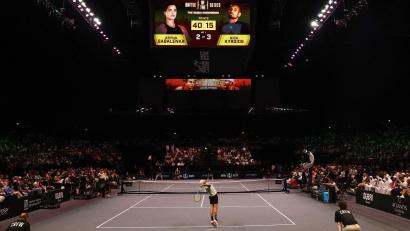 Bild: Amr Alfiky/Reuters/Getty Images Europe/Pool/dpa
Nick Kyrgios beim Aufschlag im Battle of the Sexes gegen Aryna Sabalenka.