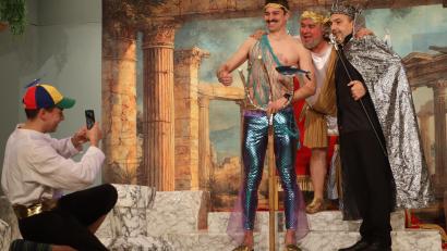 Bild: mrr
Die Sozialen Medien sind im Riedener Olymp angekommen: Ödipus (Jakob Haas, von links) macht ein Foto von Poseidon (Bene Hofrichter), Zeus (Gerhard Fleischmann) und Hades (Armin Hofrichter)