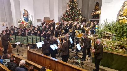 Bild: mab
Das große Blasorchester der Musikkapelle sorgte für weihnachtliche Stimmung in der vollbesetzten Pfarrkirche.