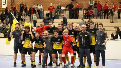 Bild: Dieter Jäschke
Die SpVgg Bayern Hof feiert den Turniersieg.