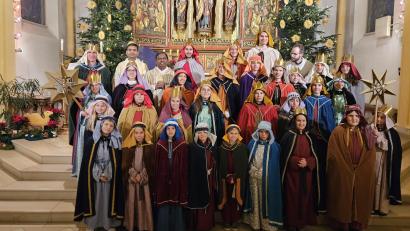 Archivbild: ric
Am Neujahrstag werden die Rosenberger Sternsinger wieder ausgesendet, um die Haushalte der Pfarrei zu besuchen. Hier ein Archivbild vom Neujahrstag 2025.