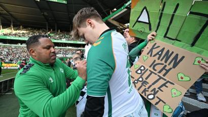 Bild: Carmen Jaspersen/dpa
Fan-Liebling in Bremen: Der Brasilianer Ailton beim Abschiedsspiel von Diego. (Archivbild)