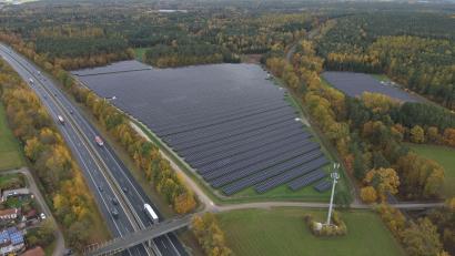 Bild: Michael Bartels
Der neue PV-Park Kronstetten sorgt künftig für rund 13 Megawatt erneuerbare Energie.