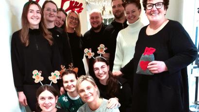 Bild: Karin Borchers
Katharina und Rebecca Bauer mit ihrem Team bei der Spendenübergabe an Karin Borchers