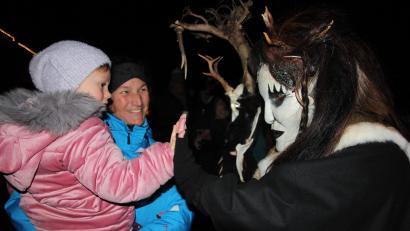 Bild: kro
Keine Angst vor den "Grölldeifln": Selbst die Kleinsten fanden den Auftritt der Gruppe aus Konnersreuth cool.