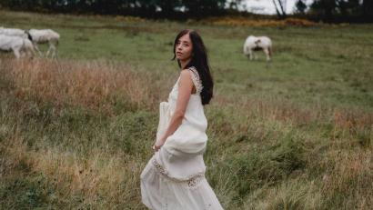 Bild: Dominik Garban
Stephanie Gold aus Mitterteich stellt in Kürze ihr erstes Album vor. "Her Portrait" enthält fünf Titel, die von "Steph Gold" selbst komponiert und getextet wurden. Mit dem ersten Stück verarbeitete die Künstlerin den Tod einer engen Freundin, die in jungen Jahren an Krebs starb.