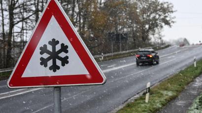 Bild: Lars Penning/dpa
Wegen Glatteis ist es in Sachsen zu dutzenden Unfällen gekommen.