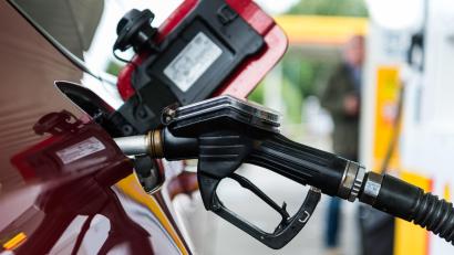 Symbolbild: Christophe Gateau/dpa
Für knapp 1000 Euro zapfte ein 24-Jähriger an einer Edelsfelder Tankstelle Diesel. Nun gibt es viele offene Fragen. Zum Beispiel: Wie kam der junge Lkw-Fahrer an die Tankkarte eines Amberg-Sulzbacher Unternehmens, mit dem er gar nichts zu tun hat?