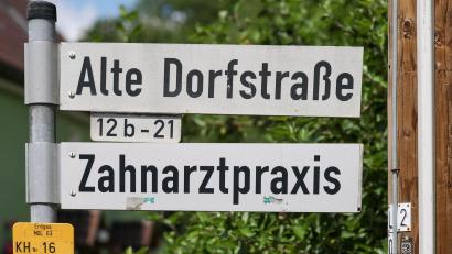 Bild: Jan Woitas/dpa
Im ländlichen Raum ist die medizinische Versorgung kein Selbstläufer - mit der Landarztprämie versucht die Staatsregierung Mediziner davon zu überzeugen, sich auch außerhalb beliebter Ballungszentren mit einer Praxis niederzulassen. (Symbolbild)