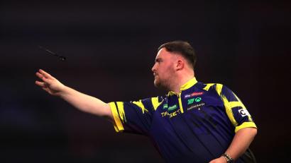 Bild: Steven Paston/PA Wire/dpa
Luke Littler glänzt gegen den Österreicher Suljovic.