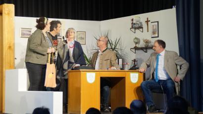 Bild: wel
Sepp Sorge (Martin Ebenhöch) und Franz Goldmann (Thomas Gitter) verhandeln gerade mit Witwe Anna Meier (Annemarie Ruhland), als Klaus Goldmann (Kai Alesik) und Corinna Grüner (Maria Heinrich) hereingestürmt kommen (von links)