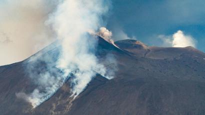 Bild: Giuseppe Distefano/AP/dpa
Der rund 3.350 Meter hohe Ätna ist Europas größter aktiver Vulkan. (Archivbild)