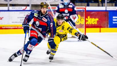 Bild: Tobias Neubert
Weidens Goldhelm Luca Gläser (links) im Duell mit seinem ehemaligen Teamkollegen Daniel Bruch.
