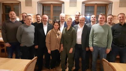 Bild: Gerhard Doerfler
14 Bürger bewerben sich als Gemeinderäte auf der CSU-Liste. Angeführt wird sie von Bürgermeister Anton Peter (Fünfter von links). Landrat Richard Reisinger (Siebter von links) gratulierte.