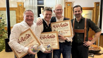 Bild: gri
Die drei neuen Freudenberger Urgesteine (von links) Peter Butz, Gerhard "Bifi" Köbler und Josef Zweck mit Laudator Florian Gröninger.