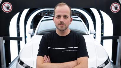 Bild: Sebastian Gollnow/dpa
Der Werksleiter der Tesla-Fabrik in Grünheide, André Thierig, äußert sich zur Entlohnung. (Archivbild)