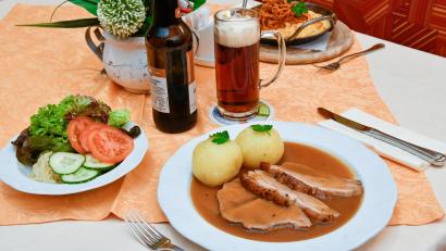 Symbolbild: Petra Hartl
Werden Schweinebraten mit Knödel oder Käsespätzle im neuen Jahr günstiger? Vermutlich eher nicht, sagen Sulzbach-Rosenberger Gastronomen auf Nachfrage – dafür gebe es triftige Gründe.