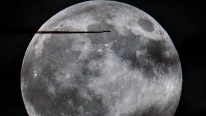 Bild: Georg Hochmuth/APA/dpa
Seit Jahren schon läuft zwischen Raumfahrtnationen ein neuer Wettlauf zum Mond. (Archivbild)
