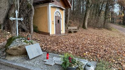 Bild: Petra Hartl
An der Kapelle in Unterweißenbach erinnert ein Gedenkstein an die 20 Oberpfälzer, die mit dem Skiclub Unterweißenbach am 11. November 2000 in Kaprun waren und in der brennenden Standseilbahn zum Kitzsteinhorn starben. 14 Kinder wurden damals zu Voll- beziehungsweise Halbweisen. Für sie wurde die Waisenstiftung Kaprun gegründet.