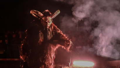 Bild: rw
Hexen, Perchten und Spukgestalten: Die Grölldeifl sorgen für Gänsehaut beim Raunachtstreiben am Waldhaus.