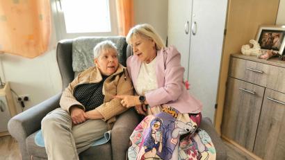 Bild: Portner
Anita Jaworsky (70) wohnt seit 50 Jahren im "Haus Tannenschleife". Über einen Plausch mit Einrichtungsleiterin Irena Jung freut sie sich immer besonders.