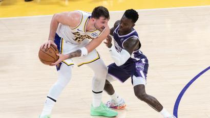 Bild: Ringo Chiu/ZUMA Press Wire/dpa
Dennis Schröder (rechts) musste sich mit Sacramento den Los Angeles Lakers und Luka Doncic klar geschlagen geben.