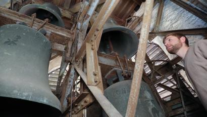 Bild: Wolfgang Steinbacher
Die Glocken von St. Johannis in Rosenberg mit Pfarrer Daniel Götzfried.
