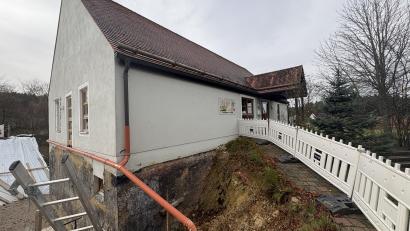 Bild: ge
Die Giebel- und auch die Traufwand des Kindergartens in Fürnried sollen nun von einem weiteren Bau-Experten auf Schäden untersucht werden.