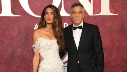 Bild: Evan Agostini/Invision/dpa
Die Menschenrechtsanwältin Amal Alamuddin Clooney und der Oscar-prämierte Schauspieler George Clooney leben mit ihren Zwillingen auf einem Bauernhof in Südfrankreich. (Archivbild)